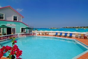 Una piscina al aire libre, sombrillas
