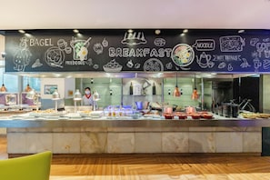 Bữa sáng buffet hàng ngày với phụ phí nhỏ 