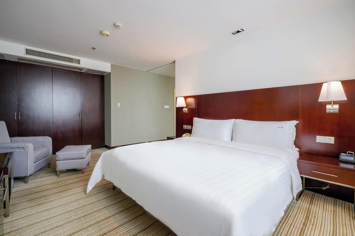 1 quarto, cofres nos quartos, escrivaninha