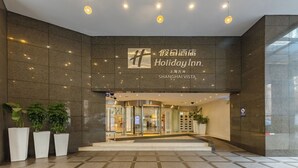 A hotel entrance with a sign reading "Holiday Inn Shanghai Vista" and a wheelchair accessibility symbol. - Holiday Inn Vista Shanghai by IHG (Shanghai)