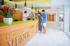 A hotel reception desk with a sign reading "Hotel Servigrofe Venus." - Hotel Servigroup Venus (Benidorm)