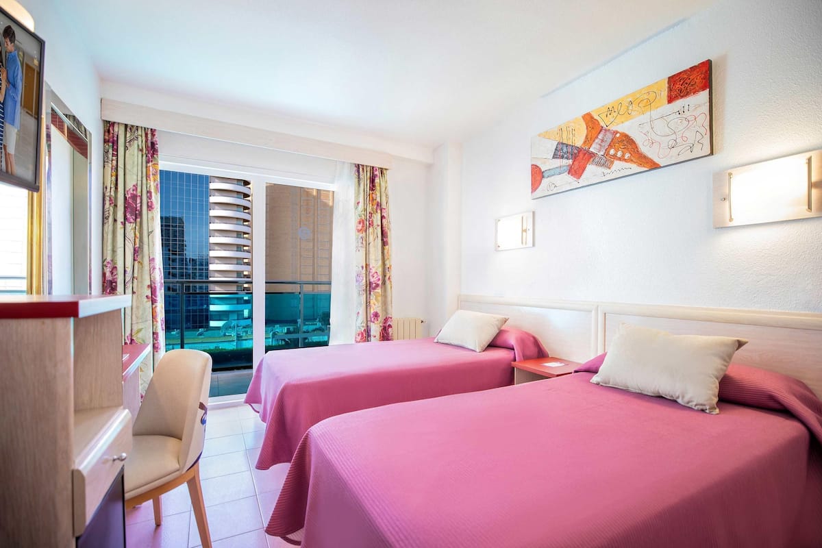 Caja fuerte, escritorio, cunas (de pago) y wifi gratis