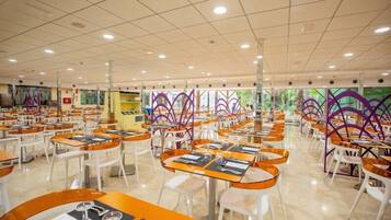 S'hi serveixen esmorzars, dinars i sopars