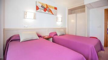 Een kluis op de kamer, een bureau, gratis wifi, beddengoed