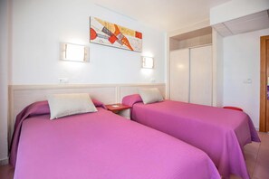 In-room safe, desk, free WiFi, bed sheets - Hotel Servigroup Venus (Benidorm)