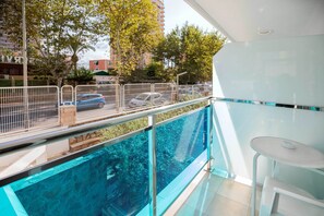 Enkeltrom, balkong | Safe på rommet, skrivebord, barnesenger og wi-fi (inkludert)