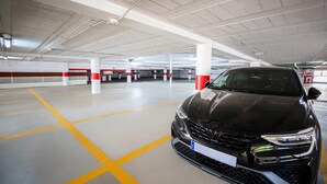 A parking garage with a black car parked in a designated spot. - Hotel Servigroup Venus (Benidorm)