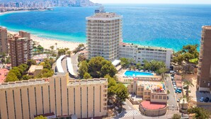 A hotel with a pool, located near a beach and the sea. - Hotel Servigroup Torre Dorada (Benidorm)