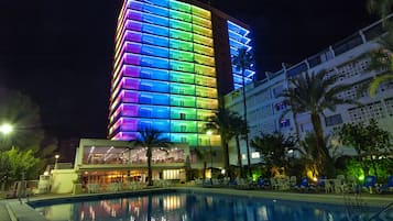 Vista frontal de la propiedad por la tarde o noche