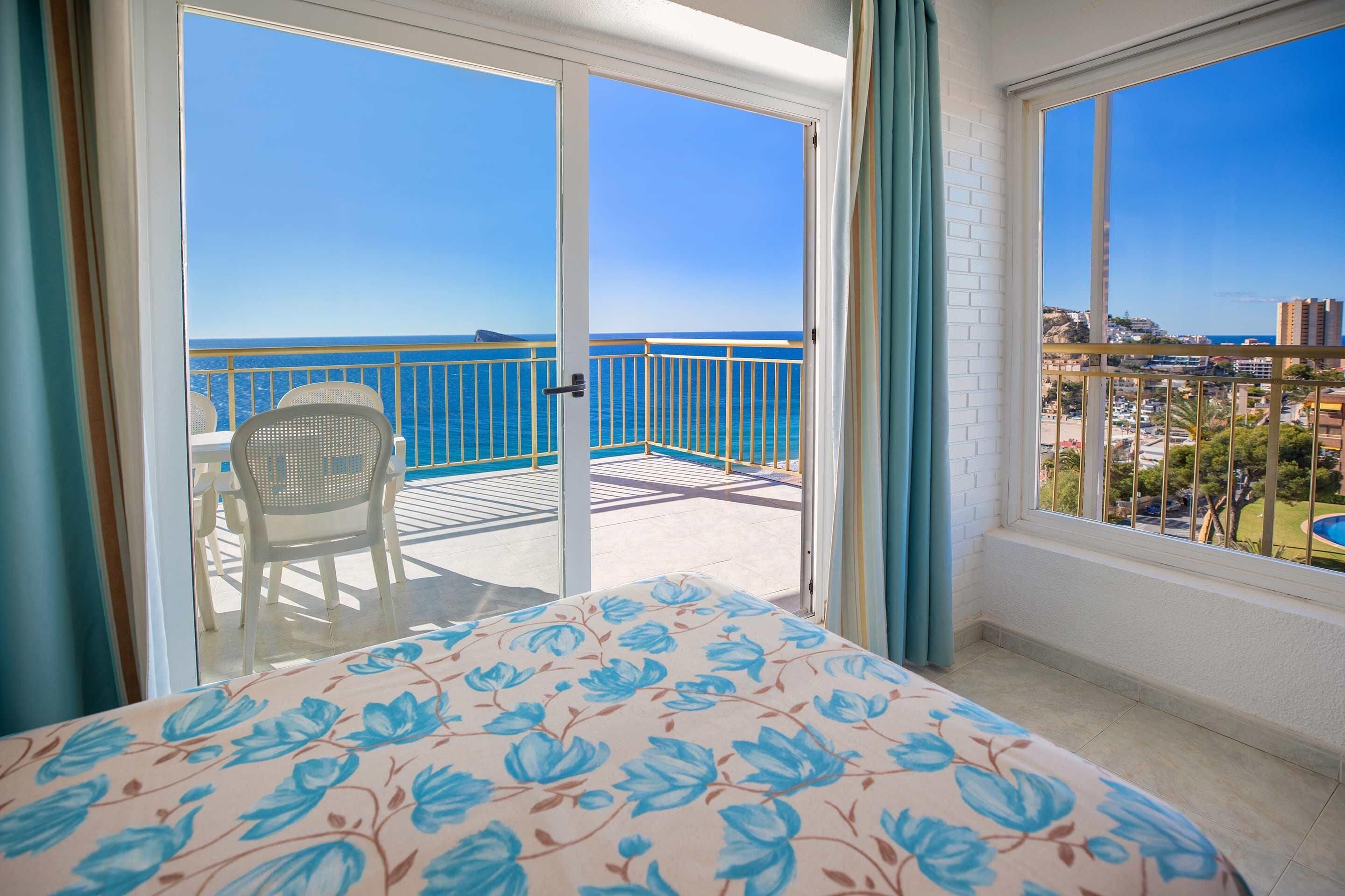 Pengeskab på værelset, skrivebord, baby-/barnesenge (tillægsgebyr)