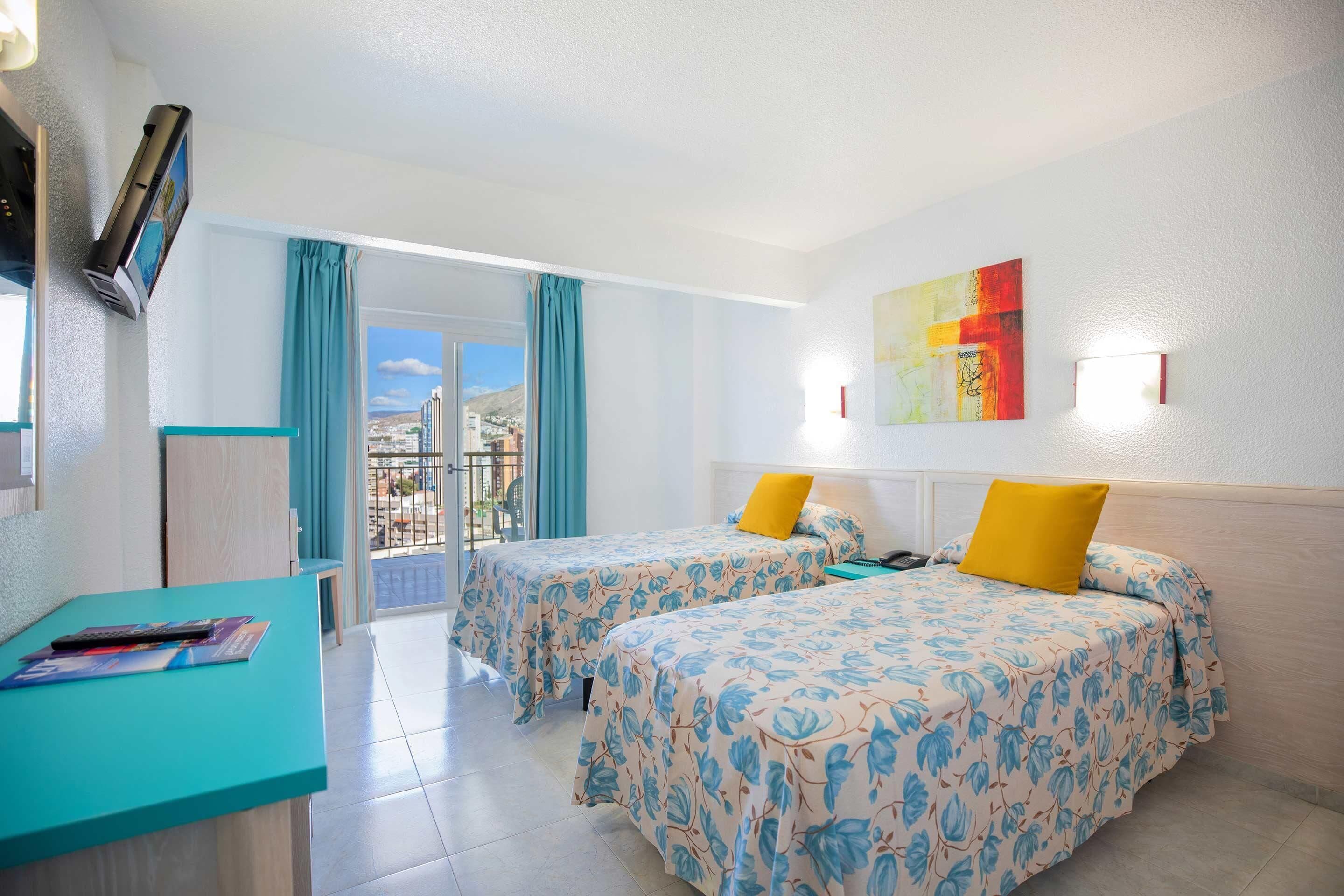 Caja fuerte, escritorio, cunas (de pago) y wifi gratis