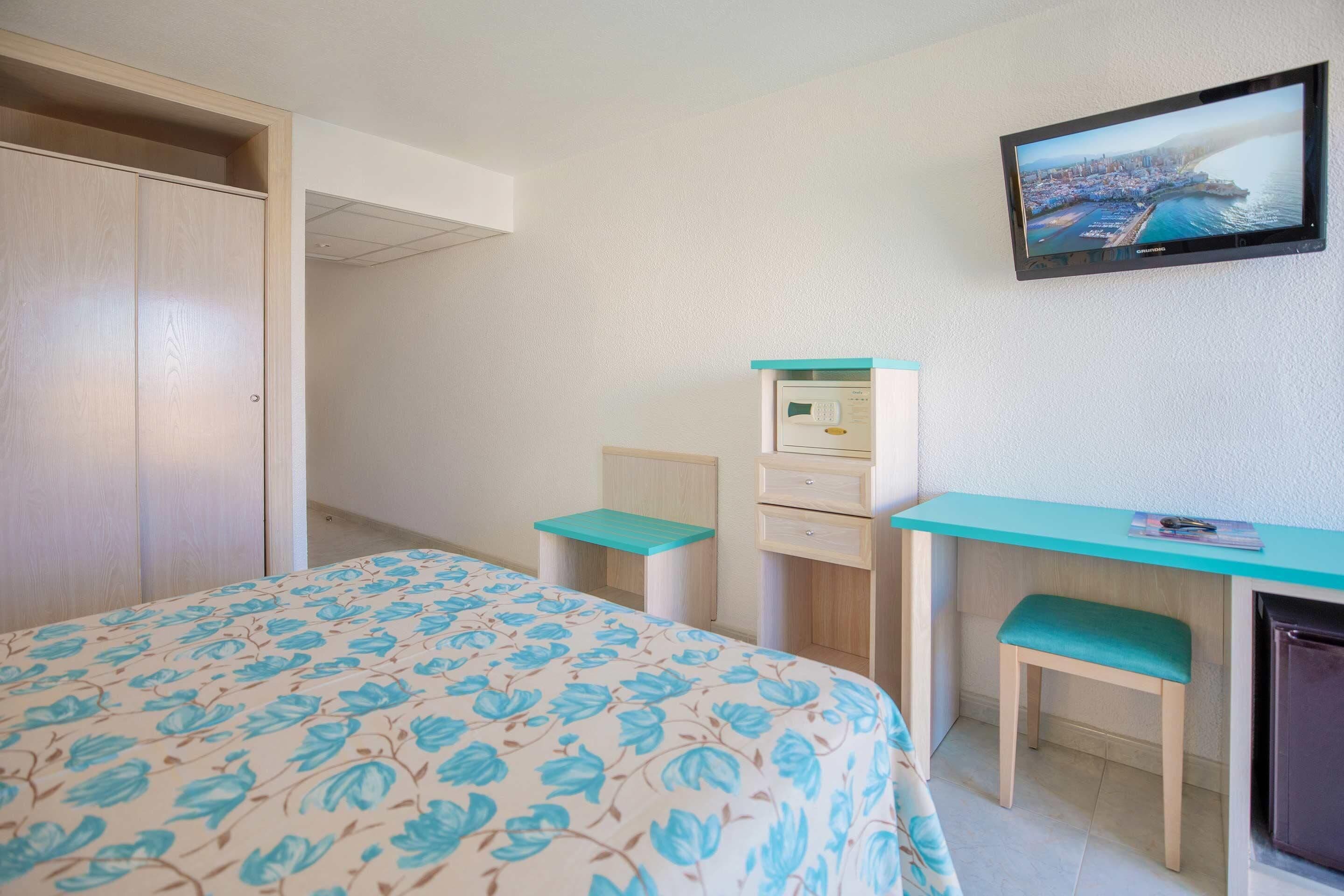 房內夾萬、書桌、嬰兒床 (收費)、免費 Wi-Fi