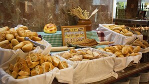 A buffet with various breads and pastries displayed in baskets. - Hotel Servigroup Torre Dorada (Benidorm)