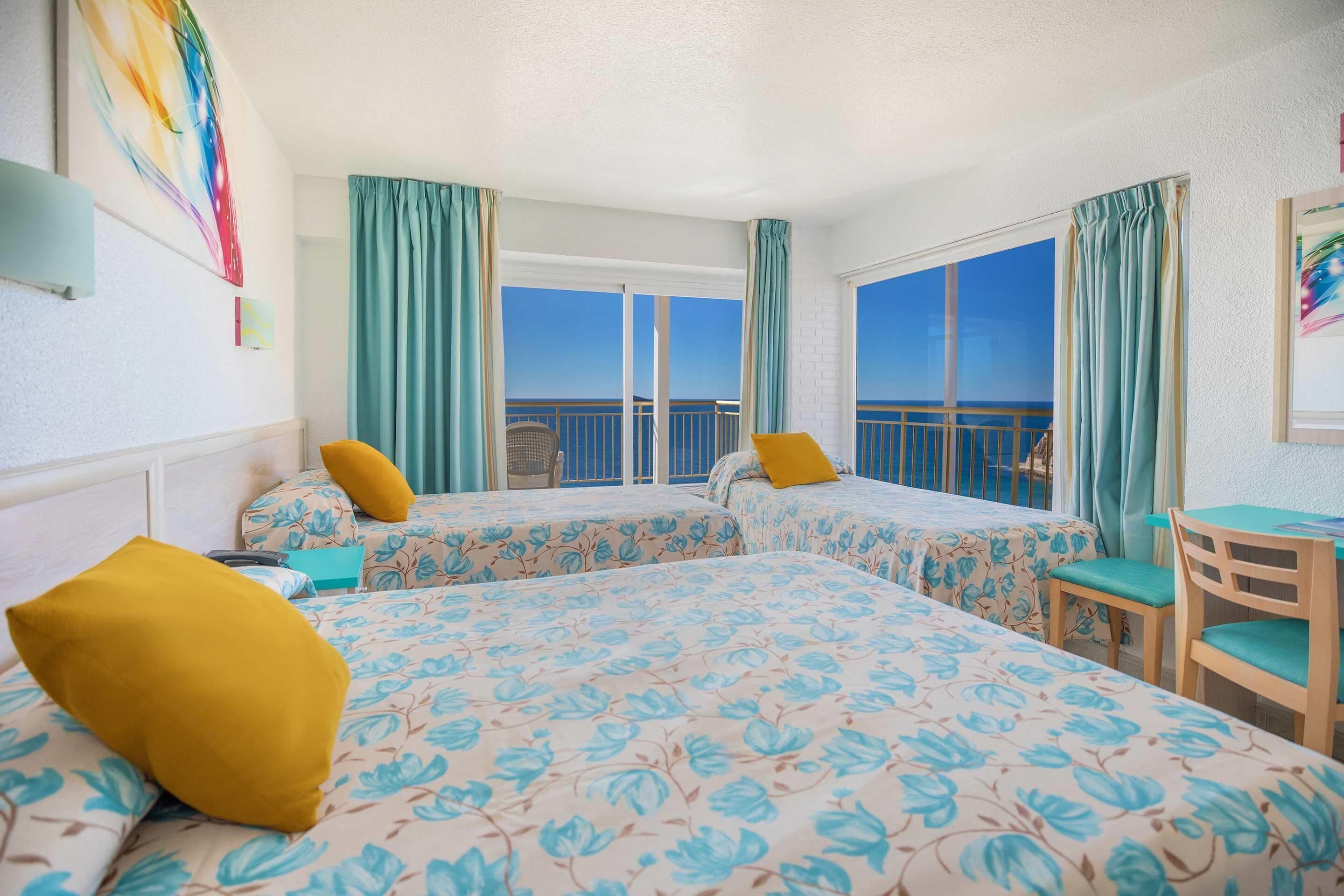 房內夾萬、書桌、嬰兒床 (收費)、免費 Wi-Fi