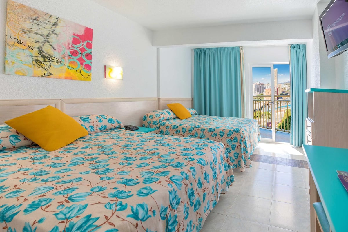 房內夾萬、書桌、嬰兒床 (收費)、免費 Wi-Fi