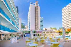 تناول الطعام بالخارج