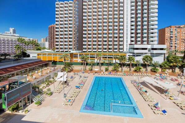 Piscine extérieure, chaises longues