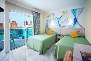 Coffres-forts dans les chambres, bureau, fer et planche à repasser