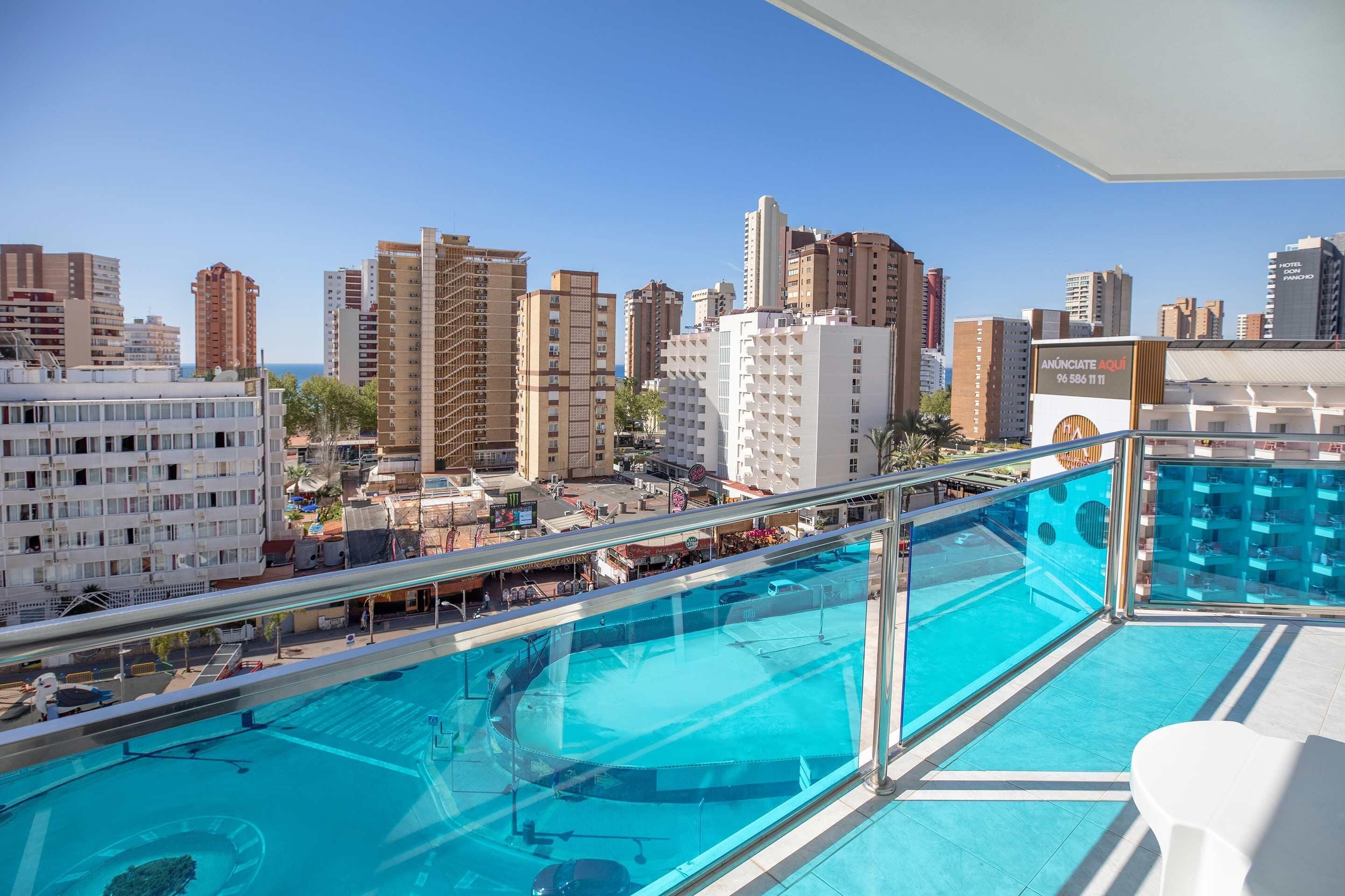 Una piscina al aire libre, tumbonas
