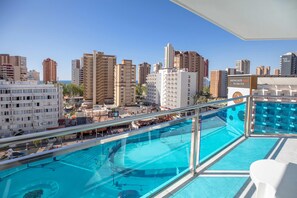 Outdoor pool, sun loungers - Hotel Servigroup Calypso (Benidorm)