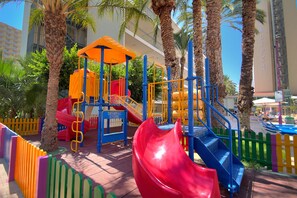Zona de jocs infantil: a l'aire lliure