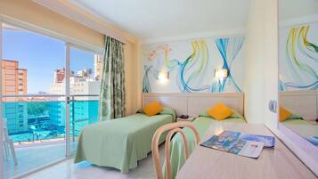 セーフティボックス (室内)、デスク、アイロン / アイロン台、ベビーベッド