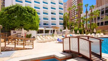 Hồ bơi ngoài trời