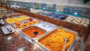 Phục vụ bữa sáng, bữa trưa, bữa tối, món ăn mang phong cách quốc tế