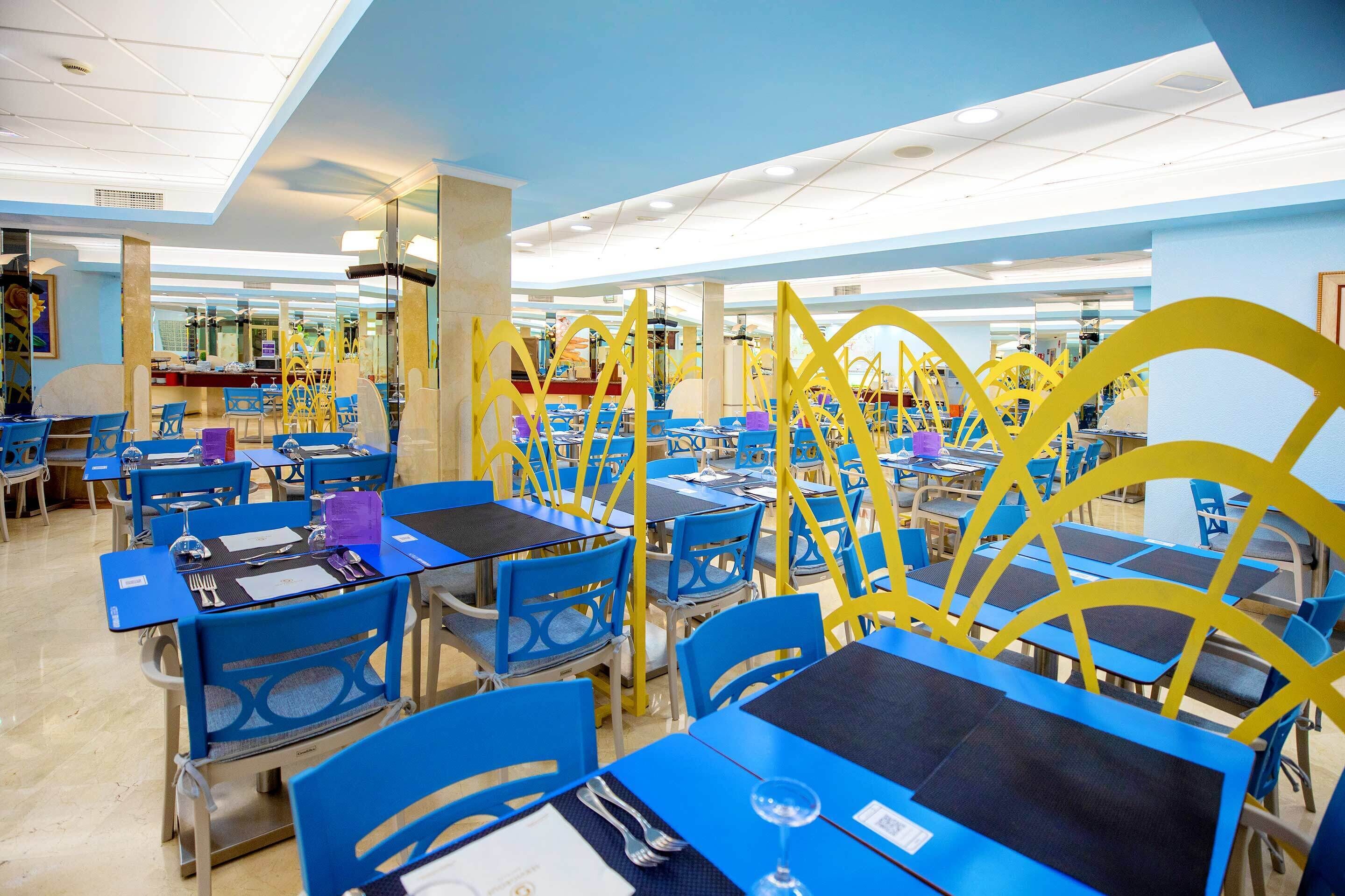 breakfast, lunch, dinner served; international cuisine