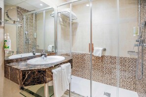 Shower, pengering rambut,  dan handuk