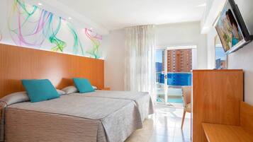 Een kluis op de kamer, een bureau, gratis wifi, beddengoed