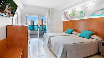 Zimmersafe, Schreibtisch, kostenloses WLAN, BettwÀsche