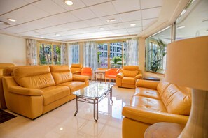 Lobby sitting area - Hotel Servigroup Castilla (Benidorm)