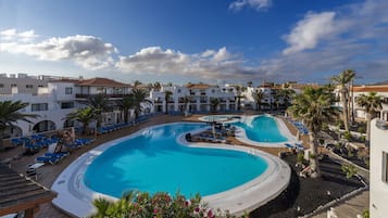 3 kolam renang outdoor, dengan payung kolam renang dan kursi berjemur