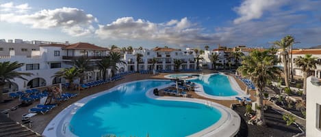 3 piscines extérieures, parasols de plage, chaises longues