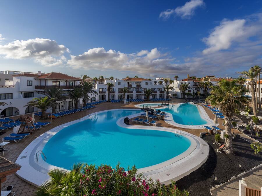 3 outdoor pools, pool umbrellas, sun loungers