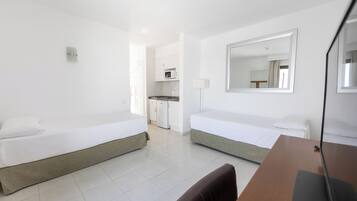 Appartement, 2 slaapkamers (6 pax) | 1 slaapkamer, een bureau, een laptopwerkplek, verduisterende gordijnen