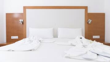 Schreibtisch, laptopgeeigneter Arbeitsplatz, Verdunkelungsvorhänge