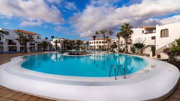 3 kolam renang outdoor, dengan payung kolam renang dan kursi berjemur