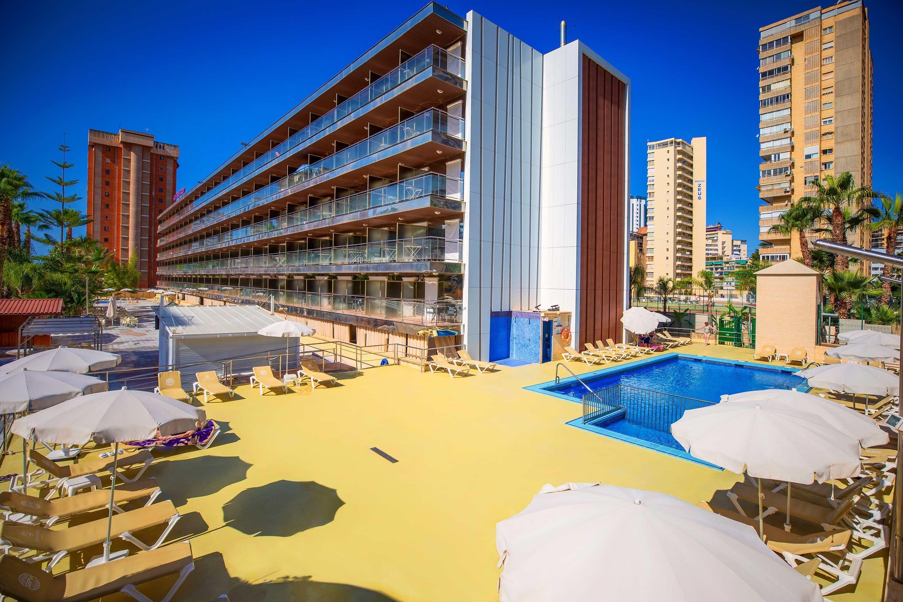Ein Hotel mit Dachpool, mehreren Balkonen und modernem architektonischem Design.