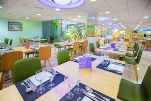 A restaurant with multiple tables set for dining, each with cutlery and glasses. - Hotel Servigroup Diplomatic (Benidorm)