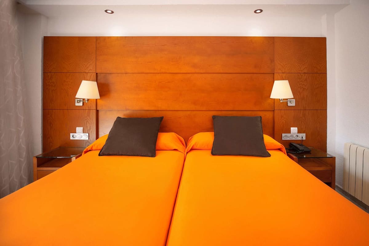 Pengeskab på værelset, skrivebord, gratis Wi-Fi, sengetøj