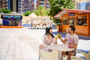 تناول الطعام بالخارج