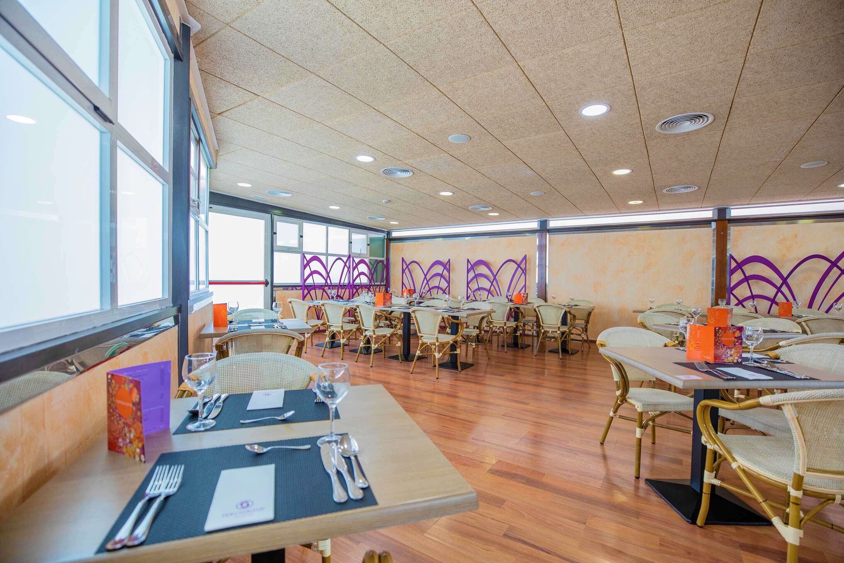 breakfast, lunch and dinner served