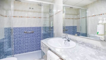 Bañera, secador de pelo, toallas