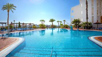 3 outdoor pools, sun loungers