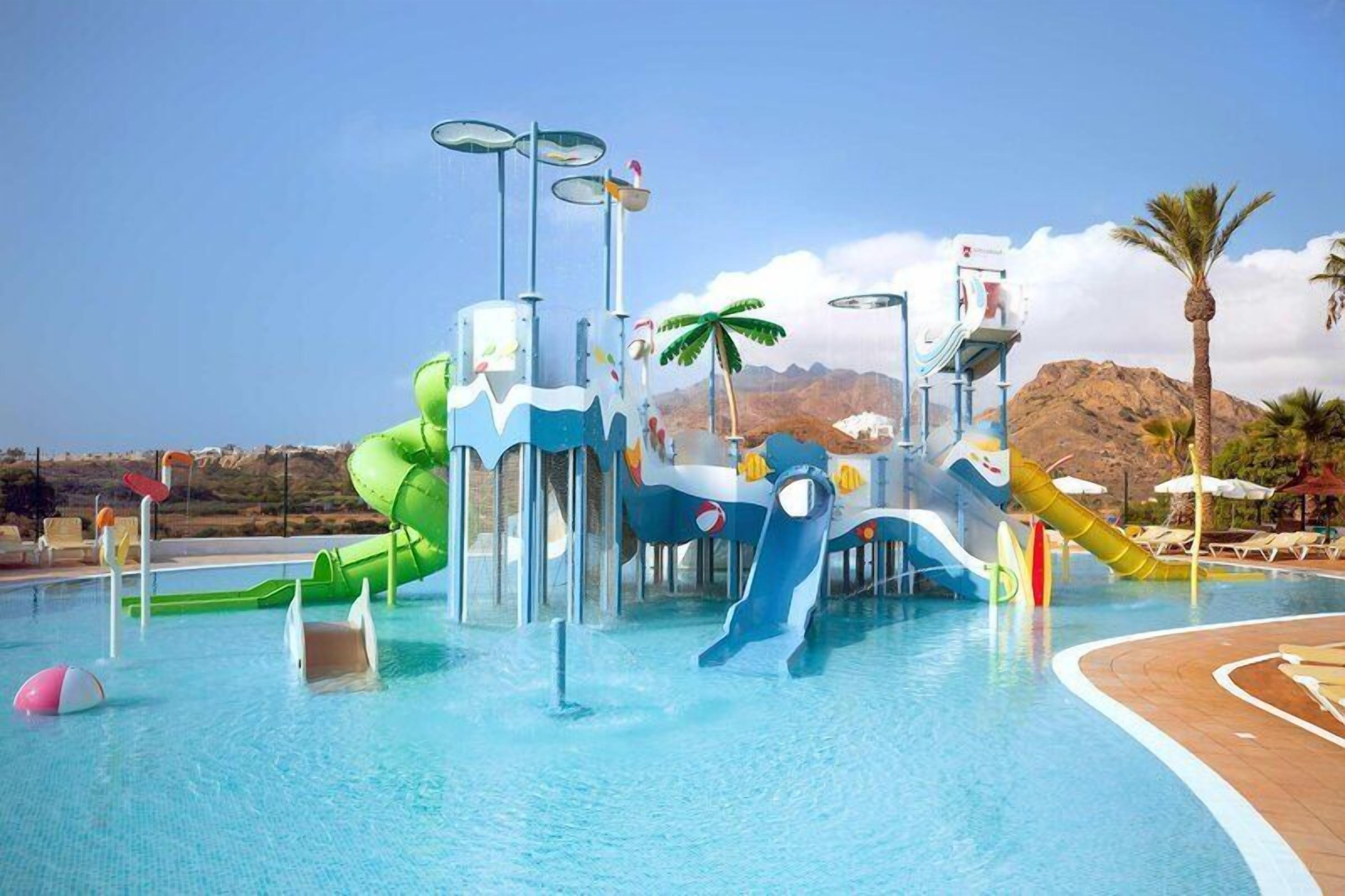 3 outdoor pools, pool loungers