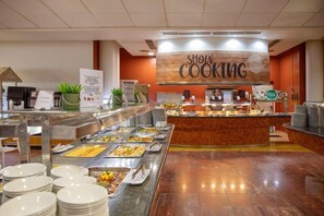 Frokost, lunsj og middag serveres