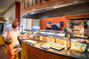 Petit déjeuner, déjeuner et dîner servis sur place