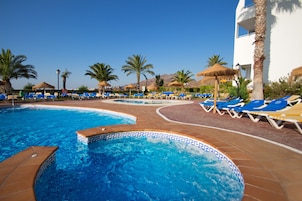 3 piscinas al aire libre, tumbonas